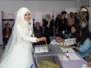 Gelinliğiyle oyunu kullandı