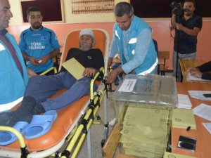 Yatalak haliyle oy kullanmaya geldi