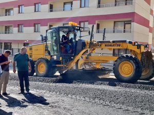 Hakkari'de  bozuk satıhlı yollar onarılıyor