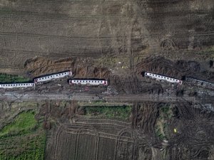 24 kişinin öldüğü tren kazası enkazı görüntülendi