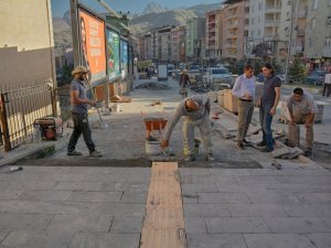 Hakkari'de kaldırım yapımında ilk imalat başladı