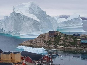 Dev buz dağı köyü tehdit ediyor