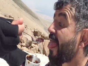 Süphan Dağı’nda karlı pekmez keyfi