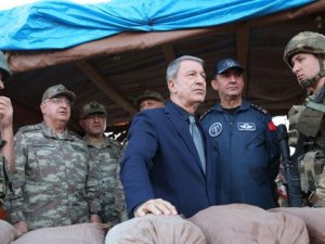 Bakan Akar: Üs bölgeleri ziyaret etti