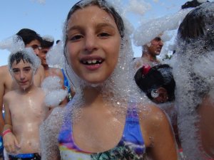 Van Gölü sahilinde köpük partisi