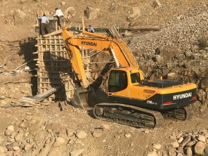 Sele kapılan asma köprüler yenileniyor