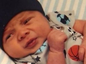 Arabada unutulan bebek sıcaktan öldü