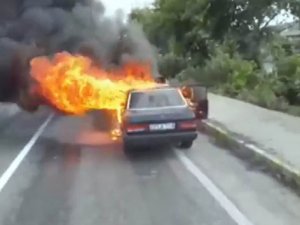 Seyir halindeki otomobil böyle yandı