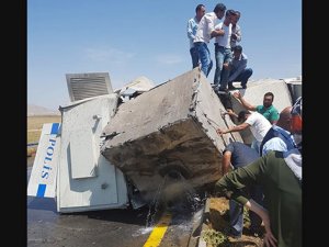 TOMA devrildi: 2 polis yaralı