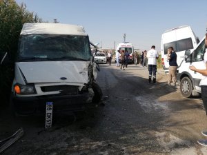 2 minibüs kafa kafaya çarpıştı: 1 ölü, 3 yaralı