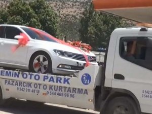 Gelin ve damat düğün salonuna çekiciyle götürdü