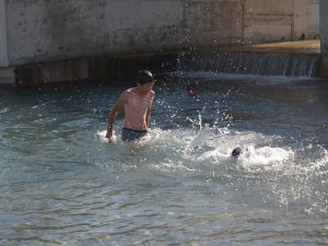 Yüksekova'lılar köy deresinde serinliyor