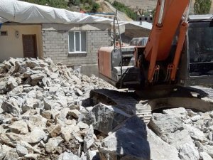 Evin temelinde çıkartılan taşları satışa çıkarttı