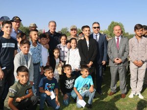 Akar, gevenlik güçleri ve aileleriyle bayramlaştı