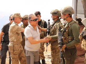 Vali Toprak, askerlerle bayramlaştı