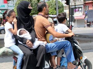 2 kişilik elektrikli bisiklette 6 kişi