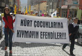 KÜRT ÇOCUKLARINA KIYMAYIN EFENDİLER