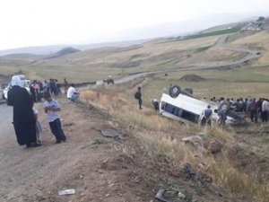 Minibüs şarampole devrildi: 21 yaralı