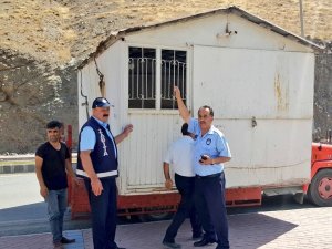 İmarı işgal eden barakalar kaldırılıyor