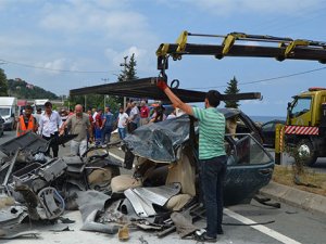 Otomobil ikiye bölündü: 1 ölü, 12 yaralı
