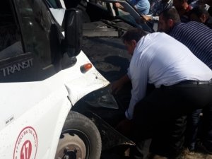 Yolcu minibüsü ile otomobil çarpıştı: 12 yaralı...