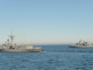 25 savaş gemisi 30 jet sahaya iniyor