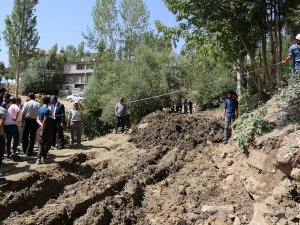 Yüksekova'da yol genişletme çalışmalar