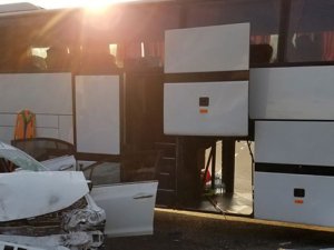 Otomobil tur otobüsüne çarptı: 5 yaralı