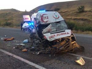 Ambulansla tır çarpıştı; 4 yaralı