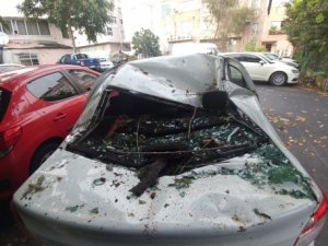 Aracın üzerine devrildi