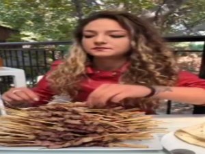 30 dakika içinde 290 çöp şiş yedi