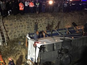 Otobüs su kanalına devrildi: 8 ölü, 28 yaralı