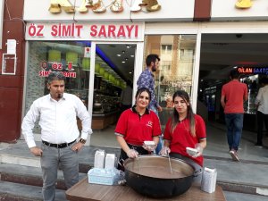 Hakkari Öz Simit Sarayı aşure dağıttı