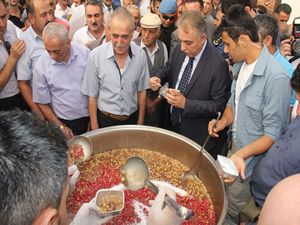 Hakkari polisi 2 bin kişiye aşure dağıttı