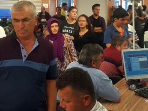 Öğrenciler 1 TL'ye ulaşım için nüfus müdürlüklerine akın etti