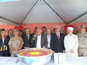 Van'da vatandaşlara aşure ikramı