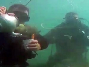 Van Gölü derinliklerinde mangal, semaver çayı keyfi