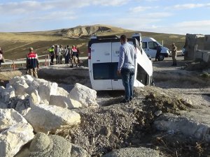 Öğrenci servisi kaza yaptı: 10 yaralı