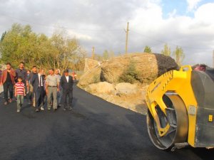 Hakkari’de hummalı asfalt çalışması