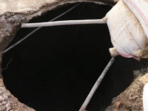 Köyün orta yerinde açılan çukur tedirgin ediyor