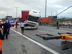 Tır ile yolcu otobüsü çarpıştı: 1 ağır 15 yaralı