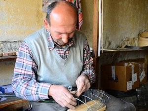 Telleri dantel gibi işleyip fare kapanı yapıyor