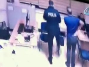 Demir çubukla polisi yaraladı
