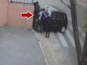 öğretmen aracıyla öğrencilerin arasına daldı