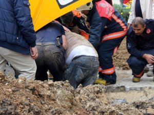 Toprak altında 2.5 saat geçirdi, yürüyerek çıktı