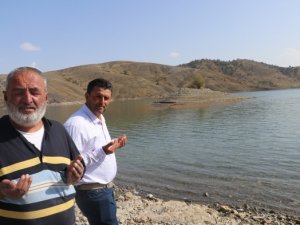 Uzaktan bakıp dua ediyorlar