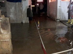 Ev ve iş yerleri sular altında kaldı