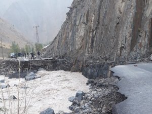 Hakkari Kırıkdağ selle mücadele ediyor!
