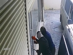 Hırsızları elektronik kepenk durdurdu