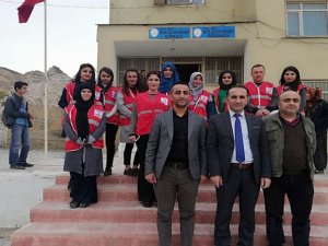 Hakkari Kızılay'ı 400 öğrenciyi sevindirdi